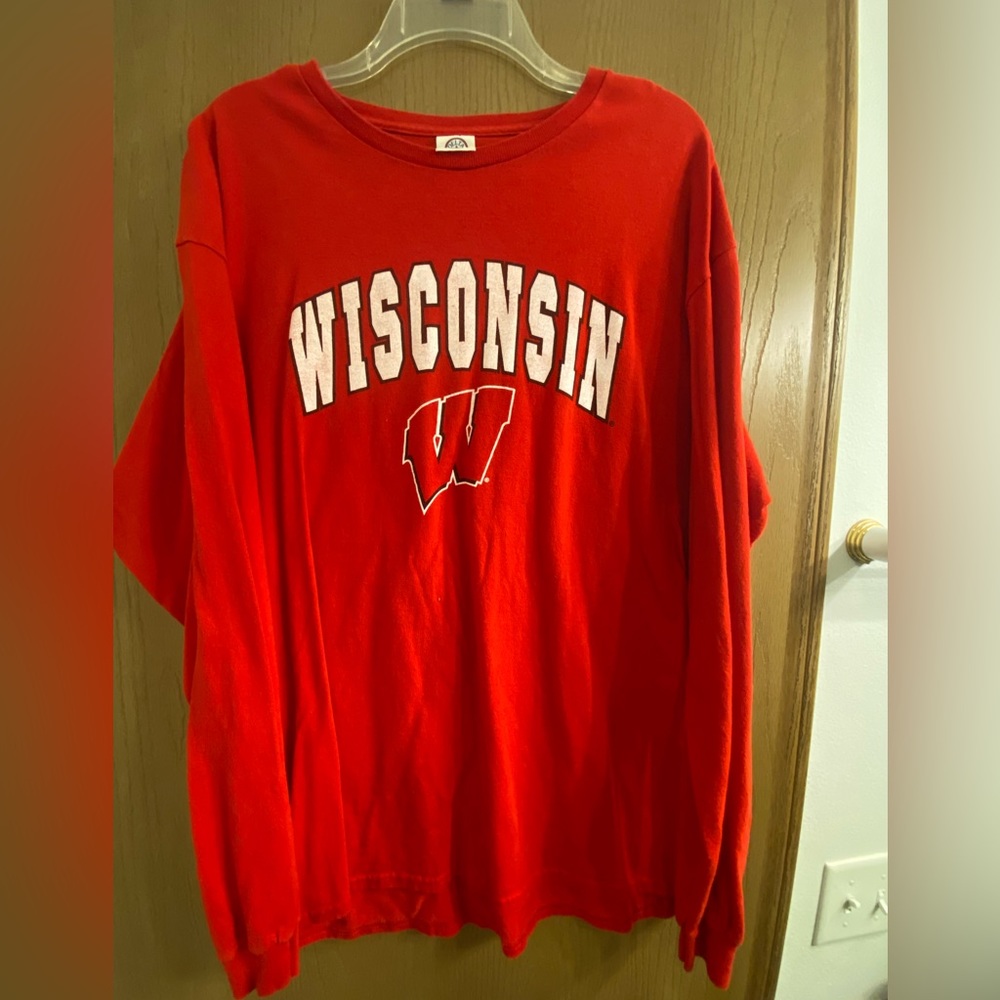 Men's Long Sleeve Wisconsin Badgers Size XL